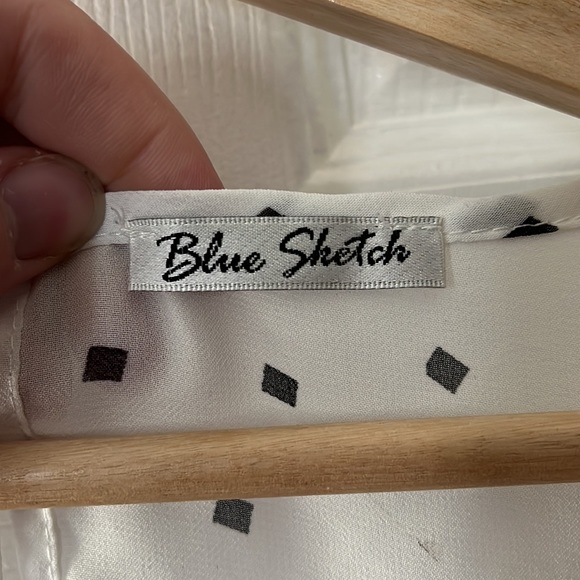 Adorable sleeveless blouse with keyhole back - Picture 4 of 4